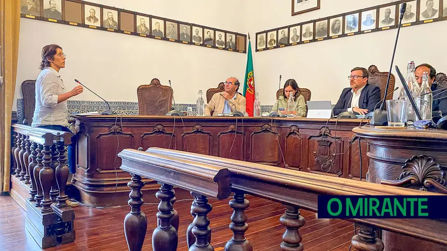 Assessora do Presidente da República foi à reunião de câmara queixar-se do estacionamento abusivo em Santarém Assessora do Presidente da República foi à reunião de câmara queixar-se do estacionamento abusivo em Santarém