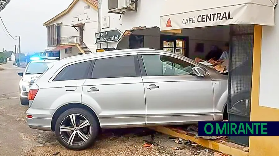 Carro despista-se contra café petisqueira em Tomar Carro despista-se contra café petisqueira em Tomar