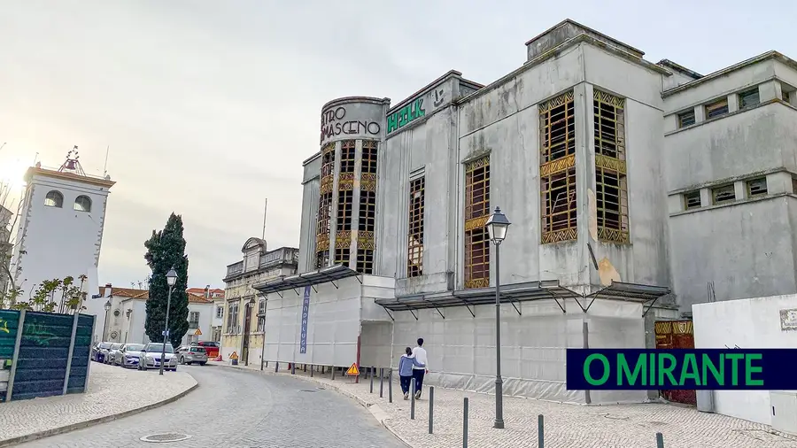 Antigo Teatro Rosa Damasceno em Santarém à venda em leilão por 350 mil euros