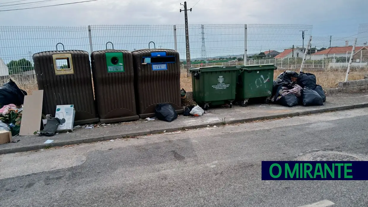 Lixo por recolher há vários dias no Grainho