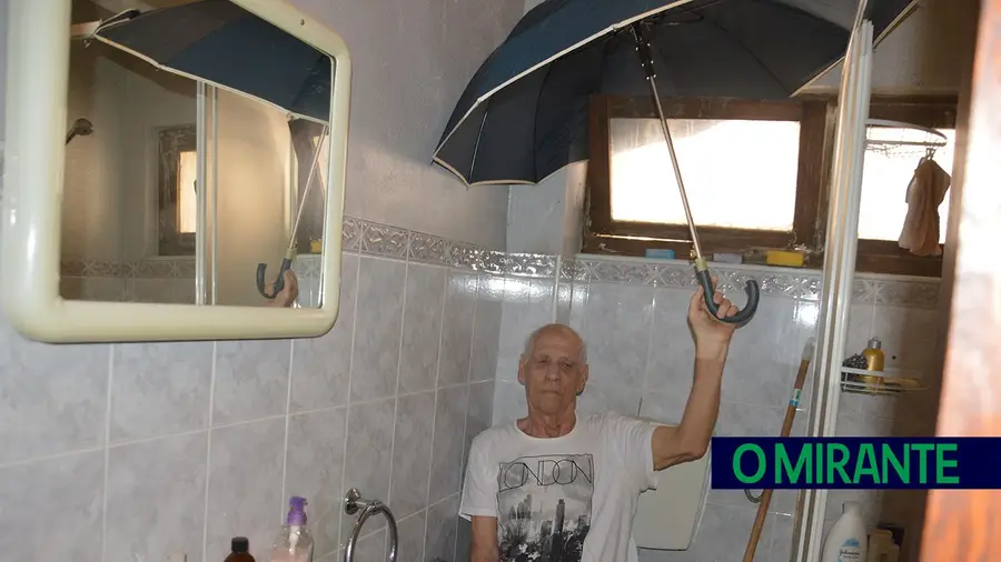 Obrigado a usar chapéu de chuva na sanita em casa da câmara de VFX