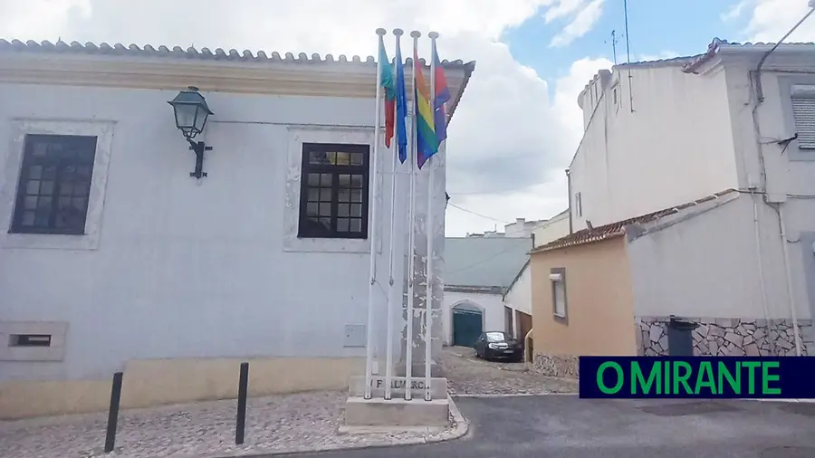 Junta de Alverca troca bandeira do Sobralinho por bandeira arco-íris