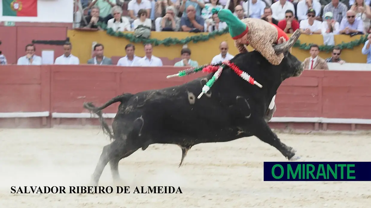 Monumental de Santarém cheia e ao rubro