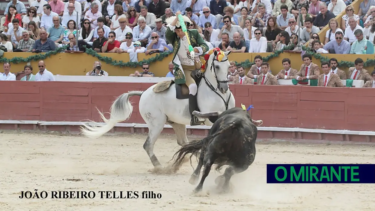 Monumental de Santarém cheia e ao rubro