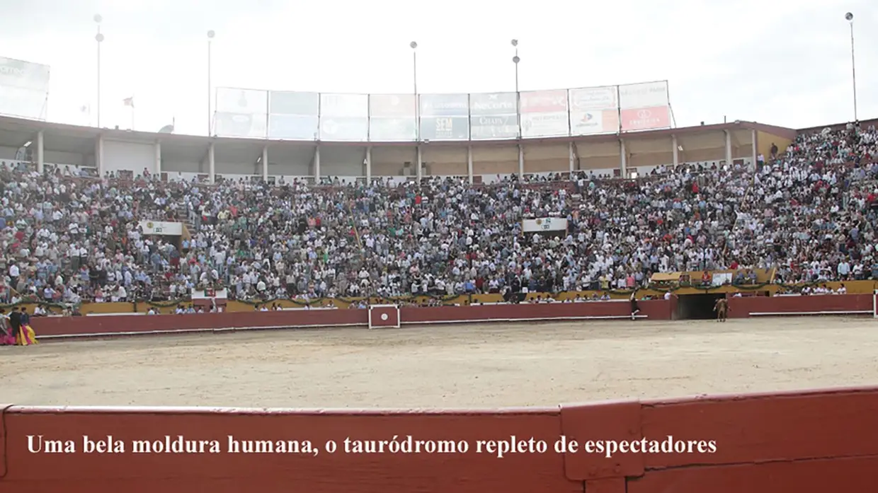 Monumental de Santarém cheia e ao rubro