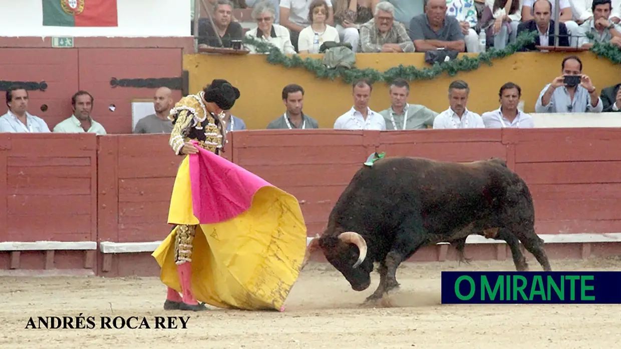 Monumental de Santarém cheia e ao rubro