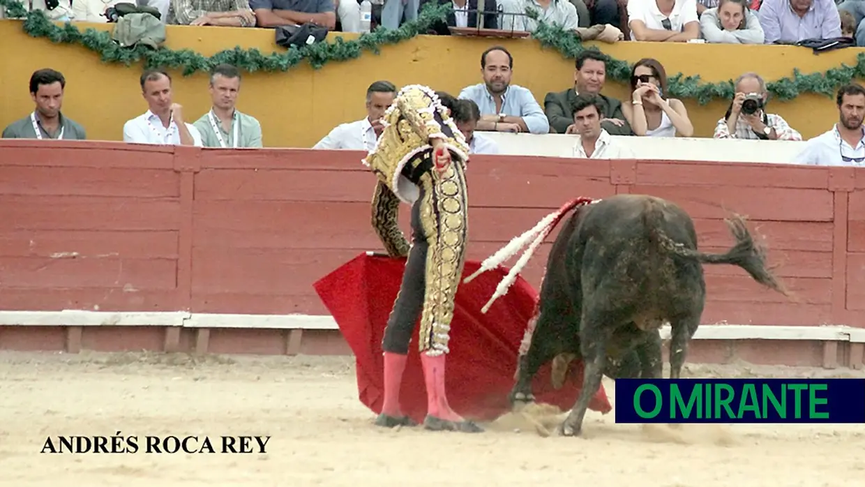 Monumental de Santarém cheia e ao rubro