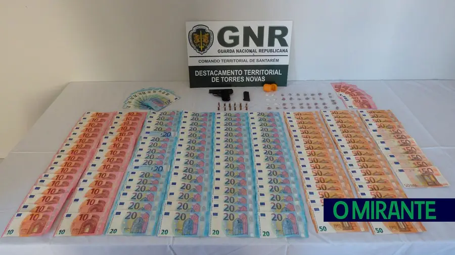 Apreendida droga, pistola e mais de 4 mil euros a suspeito de tráfico de droga