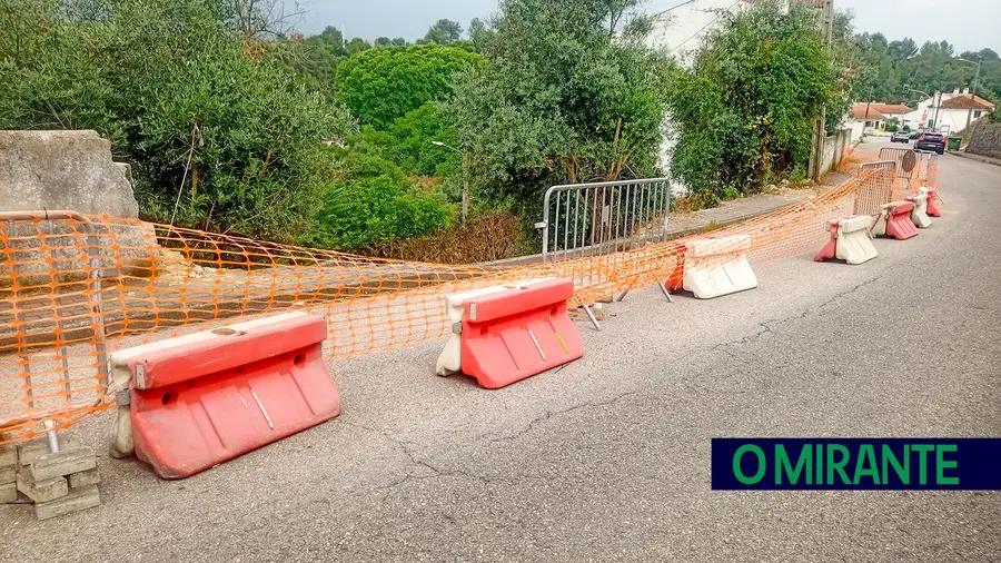 Aluimentos de terras condicionam vias há meses em Pernes e Santarém