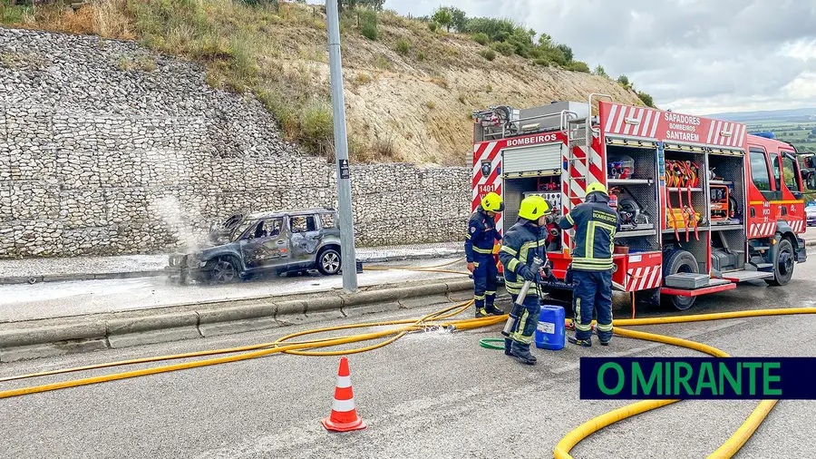 Automóvel incendeia-se no acesso sul a Santarém Automóvel incendeia-se no acesso sul a Santarém
