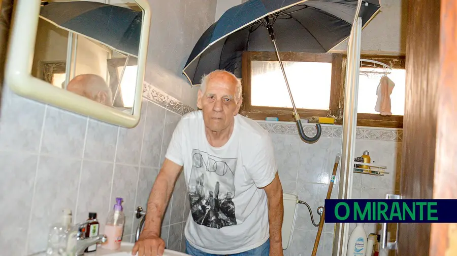 Obrigado a usar guarda-chuva na sanita em casa da Câmara de VFX Obrigado a usar guarda-chuva na sanita em casa da Câmara de VFX