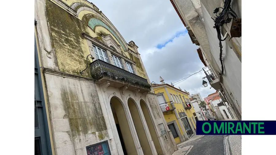 Fachada do Teatro Sá da Bandeira em Santarém com mau aspecto