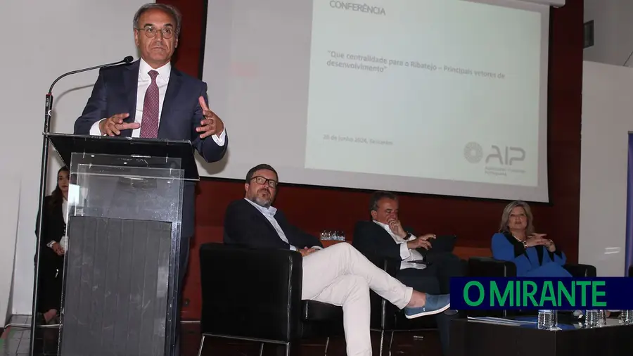 Novo aeroporto pode comprometer construção do IC3 entre Almeirim e Barquinha Novo aeroporto pode comprometer construção do IC3 entre Almeirim e Barquinha