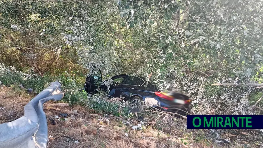 Dois carros despistam-se e caem por talude no IC10 em Santarém Dois carros despistam-se e caem por talude no IC10 em Santarém