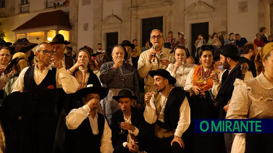 Danças e cantares tradicionais na noite de sábado em Santarém