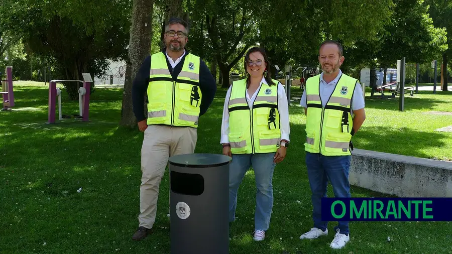 Cem novas papeleiras estão a ser instaladas em Rio Maior Cem novas papeleiras estão a ser instaladas em Rio Maior