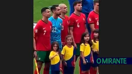 Só as crianças e Cristiano Ronaldo sabem que o toque é um sinal de afecto e admiração....
