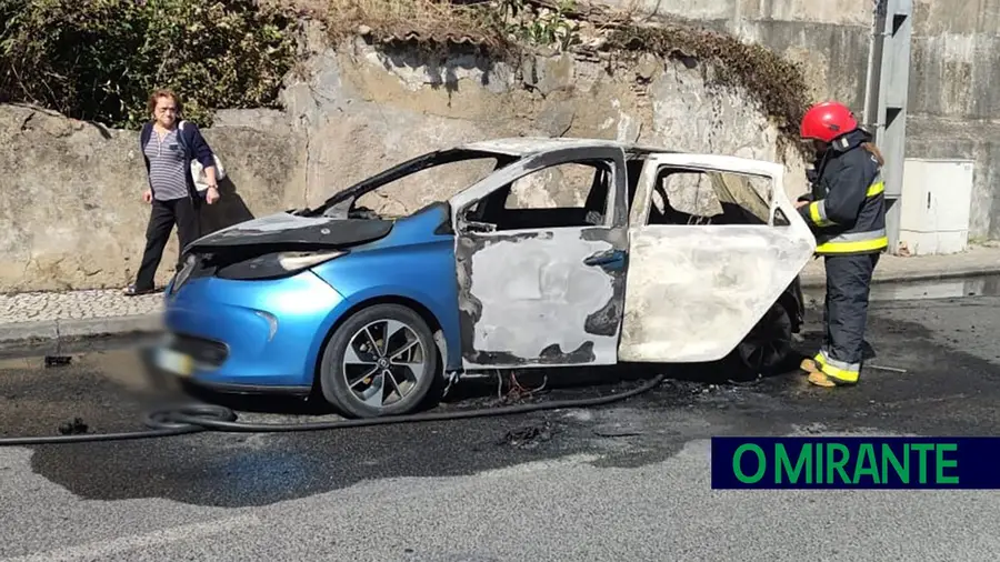Herói anónimo de Alhandra salva criança de carro em chamas Herói anónimo de Alhandra salva criança de carro em chamas