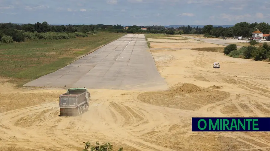 Movimentação de terras no aeródromo de Santarém levanta dúvidas Movimentação de terras no aeródromo de Santarém levanta dúvidas