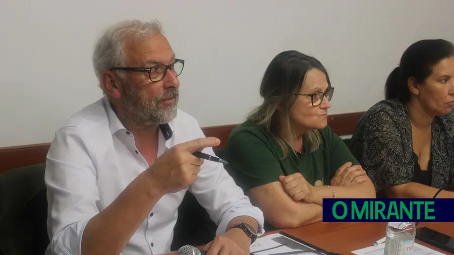 Autarcas do Carregado exigem resposta da Câmara de Alenquer Autarcas do Carregado exigem resposta da Câmara de Alenquer