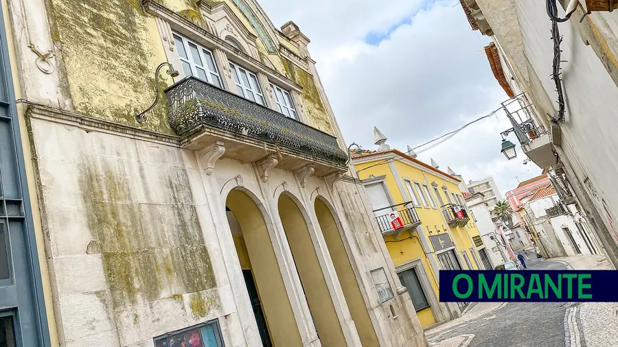 Fachada do Teatro Sá da Bandeira em Santarém com mau aspecto Fachada do Teatro Sá da Bandeira em Santarém com mau aspecto
