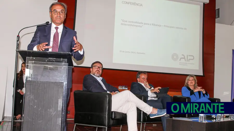 Técnicos das autarquias com “saber divino” criticados por presidente da AIP Técnicos das autarquias com “saber divino” criticados por presidente da AIP