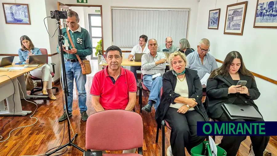 Presidentes de junta e munícipes pedem explicações na reunião de câmara de Azambuja Presidentes de junta e munícipes pedem explicações na reunião de câmara de Azambuja