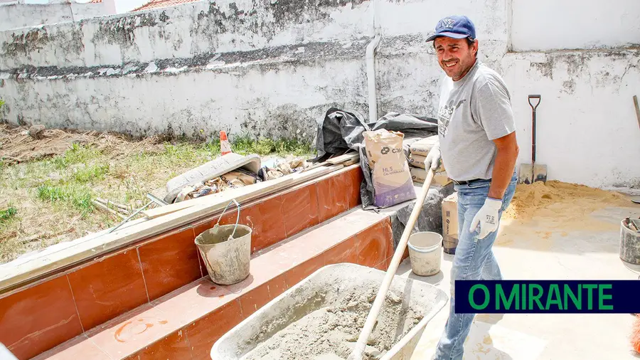 O servente que gosta de trabalhar nas obras e conhece o país à conta da profissão