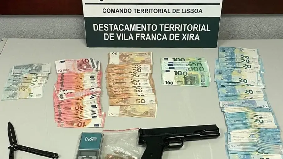 Detido com arma proibida e droga tinha quatro mil euros no bolso