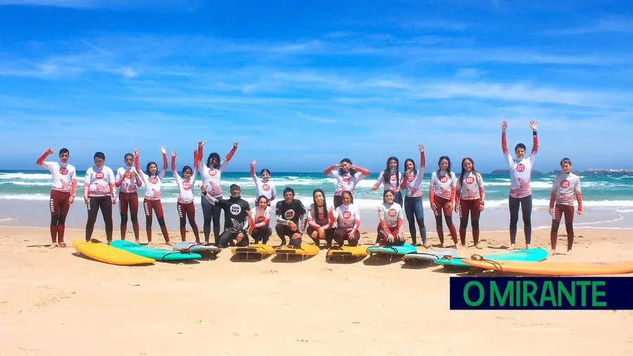 Aula de surf para crianças e jovens seguidos na ULS da Lezíria Aula de surf para crianças e jovens seguidos na ULS da Lezíria