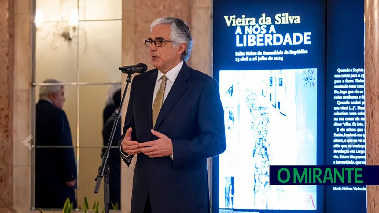 Pedro Dyonysyo levou 50 crianças a cantar Abril na Assembleia da República