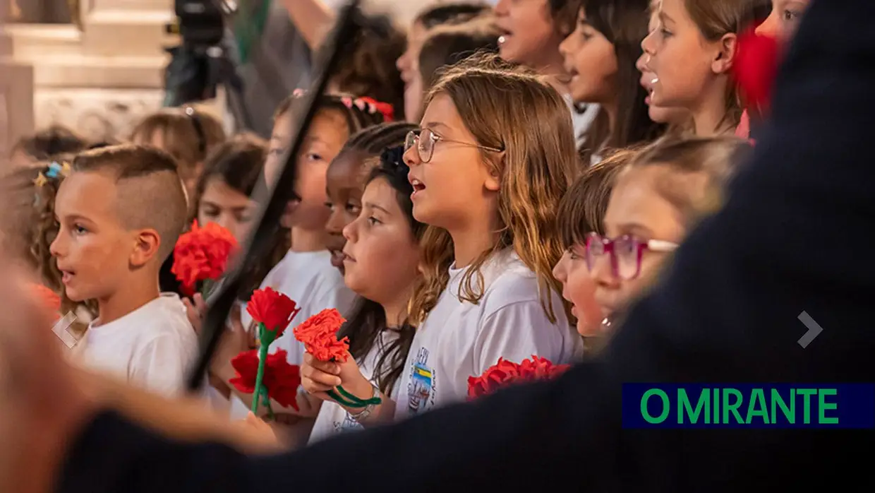 Pedro Dyonysyo levou 50 crianças a cantar Abril na Assembleia da República