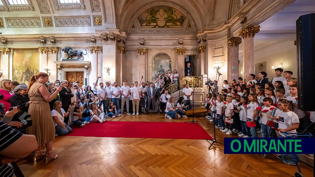 Pedro Dyonysyo levou 50 crianças a cantar Abril na Assembleia da República