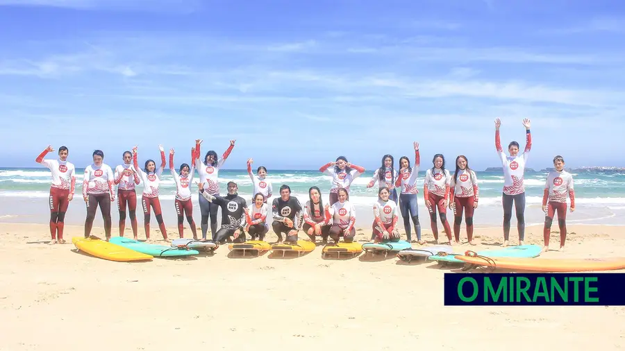 Aula de surf para crianças e jovens seguidos na ULS da Lezíria