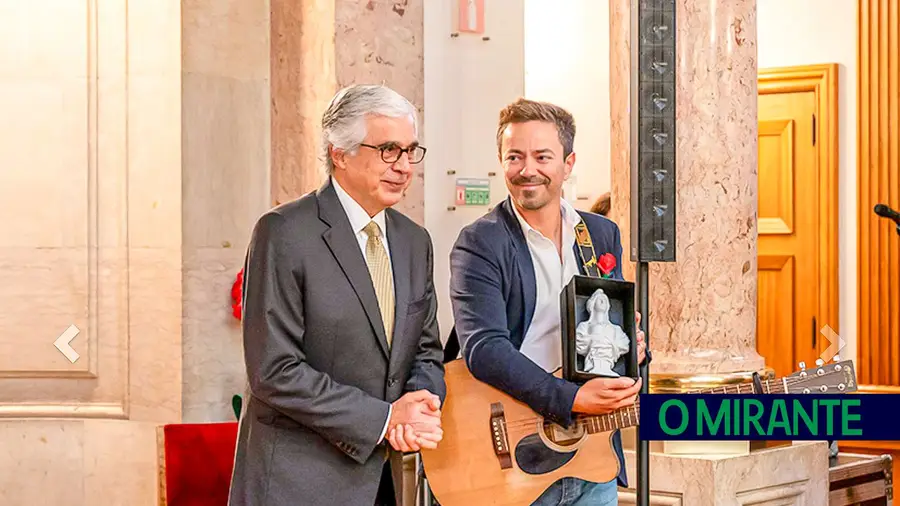 Pedro Dyonysyo levou 50 crianças a cantar Abril na Assembleia da República Pedro Dyonysyo levou 50 crianças a cantar Abril na Assembleia da República