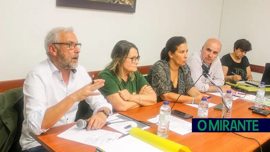 Autarcas do Carregado exigem resposta da Câmara de Alenquer Autarcas do Carregado exigem resposta da Câmara de Alenquer