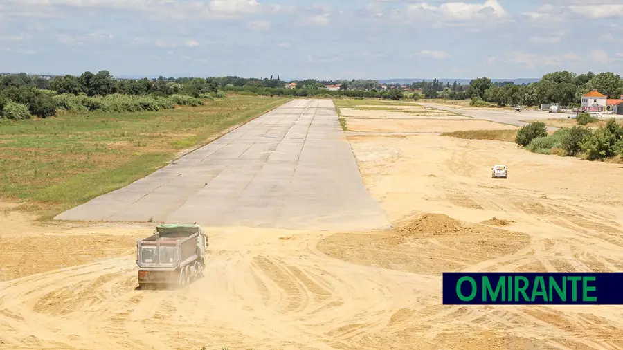 Movimentação de terras no aeródromo de Santarém levanta dúvidas Movimentação de terras no aeródromo de Santarém levanta dúvidas