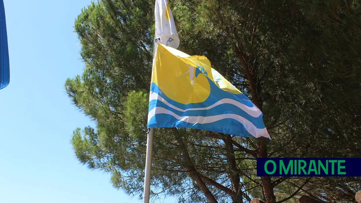Bandeira Azul hasteada na Praia Fluvial da Aldeia do Mato