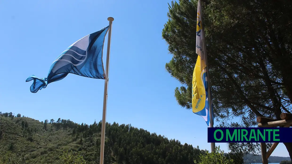 Bandeira Azul hasteada na Praia Fluvial da Aldeia do Mato