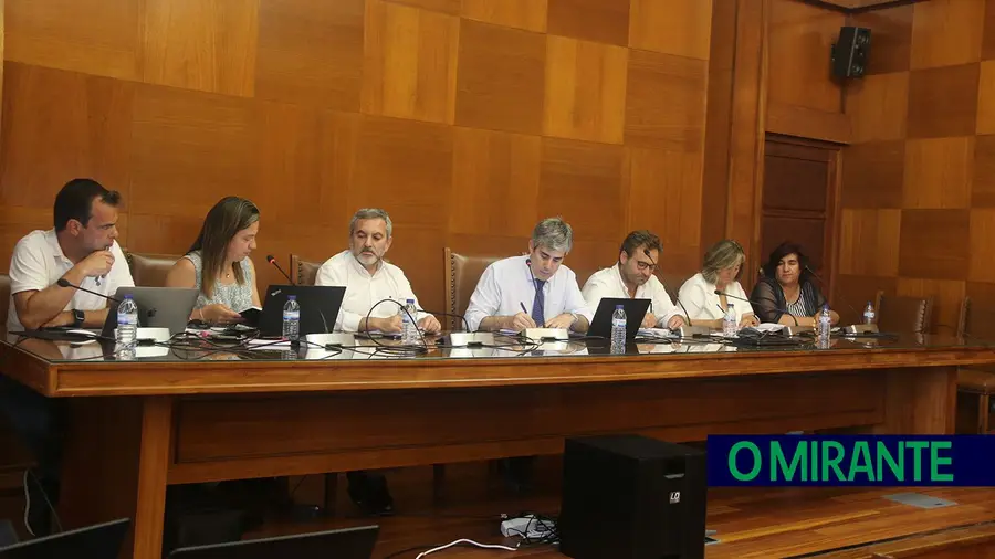 Três dezenas de pais contra fecho de colégio no Cartaxo Três dezenas de pais contra fecho de colégio no Cartaxo