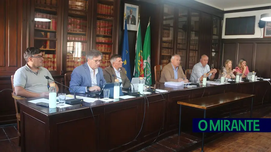 Câmara de Azambuja contrai empréstimo de 4 milhões para obras de pavimentação Câmara de Azambuja contrai empréstimo de 4 milhões para obras de pavimentação