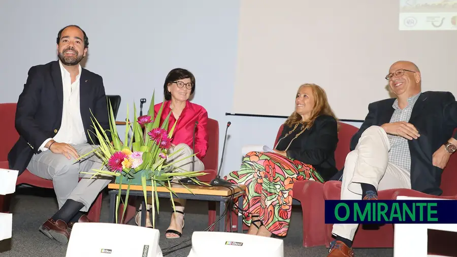 Encontro “A Arte de Educar” juntou duas centenas e meia de professores em Santarém Encontro “A Arte de Educar” juntou duas centenas e meia de professores em Santarém