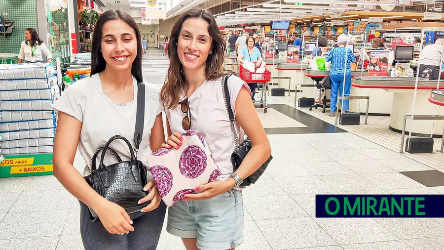 Ir às compras com sacos reutilizados é uma prática cada vez mais comum Ir às compras com sacos reutilizados é uma prática cada vez mais comum