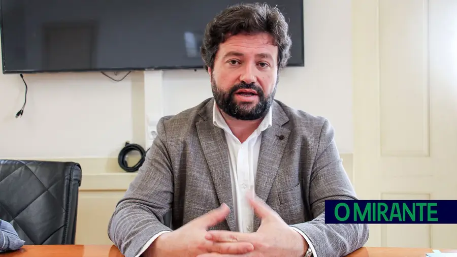 Presidente da Câmara de Tomar dá murro na mesa e diz que não quer mais “circos” nas sessões camarárias Presidente da Câmara de Tomar dá murro na mesa e diz que não quer mais “circos” nas sessões camarárias