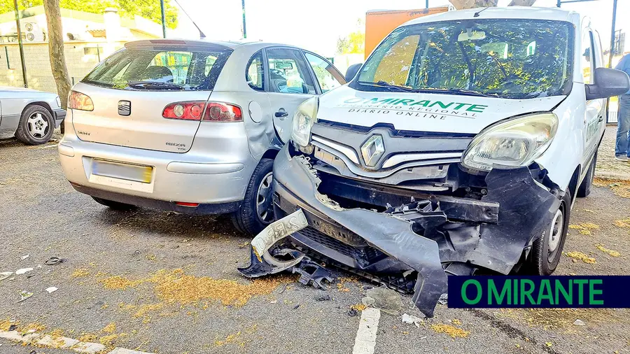 Condutor foge depois de abalroar carrinha de O MIRANTE