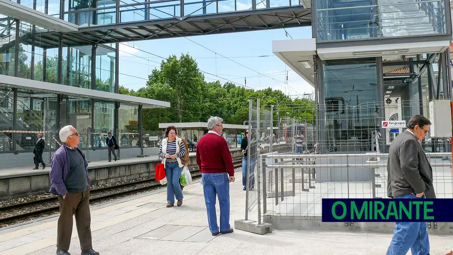 Presidente de Vila Franca de Xira critica mau estado das estações de comboio do concelho