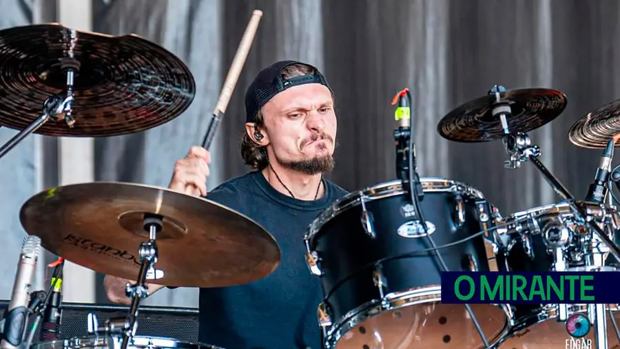 O baterista de Samora Correia que serpenteia as ruas de Lisboa em tuk-tuk O baterista de Samora Correia que serpenteia as ruas de Lisboa em tuk-tuk
