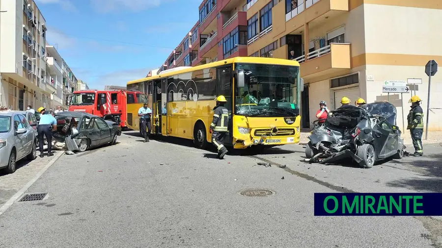 Autocarro da Carris Metropolitana destrói quatro carros em Vialonga Autocarro da Carris Metropolitana destrói quatro carros em Vialonga