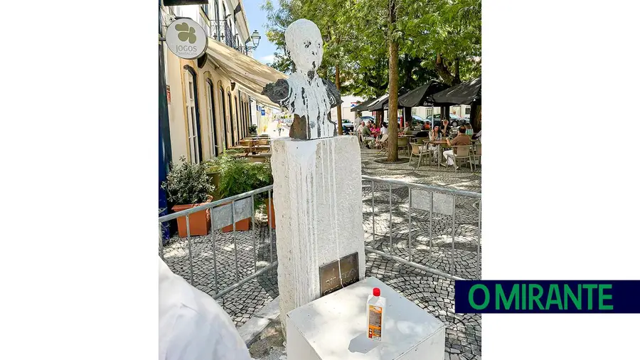 Estátua do toureiro Ricardo Chibanga vandalizada na Golegã