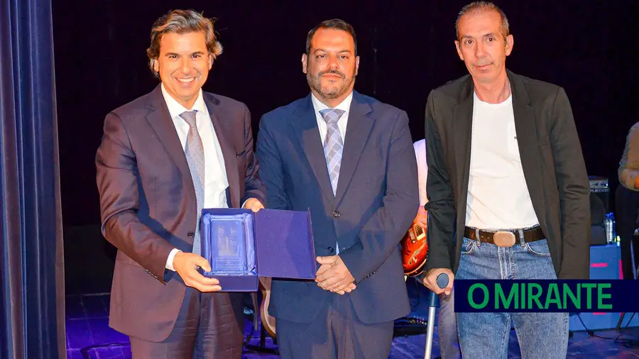 Alverca atribuiu galardões de mérito a seis personalidades e entidades Alverca atribuiu galardões de mérito a seis personalidades e entidades